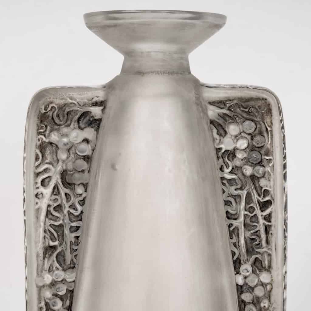 Carafe « Oreilles Gravées » verre blanc patiné gris de René LALIQUE | Biron Carafe "Oreilles Gravées" verre blanc patiné gris de René LALIQUE
