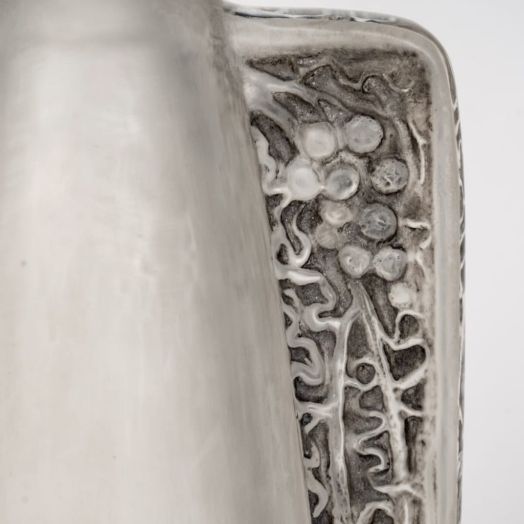 Carafe « Oreilles Gravées » verre blanc patiné gris de René LALIQUE | Biron Carafe "Oreilles Gravées" verre blanc patiné gris de René LALIQUE