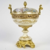 Une belle bonbonnière en porcelaine de Sèvres 1844 | Biron |||||||||||