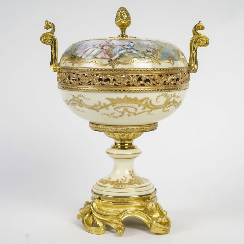 Une belle bonbonnière en porcelaine de Sèvres 1844 | Biron |||||||||||