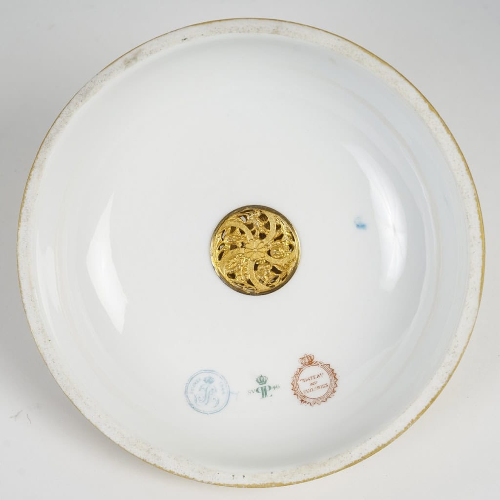Une belle bonbonnière en porcelaine de Sèvres 1844 | Biron Une belle bonbonnière en porcelaine de Sèvres 1844