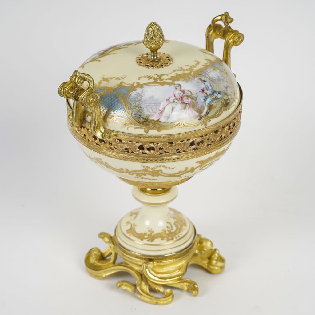 Une belle bonbonnière en porcelaine de Sèvres 1844 | Biron Une belle bonbonnière en porcelaine de Sèvres 1844