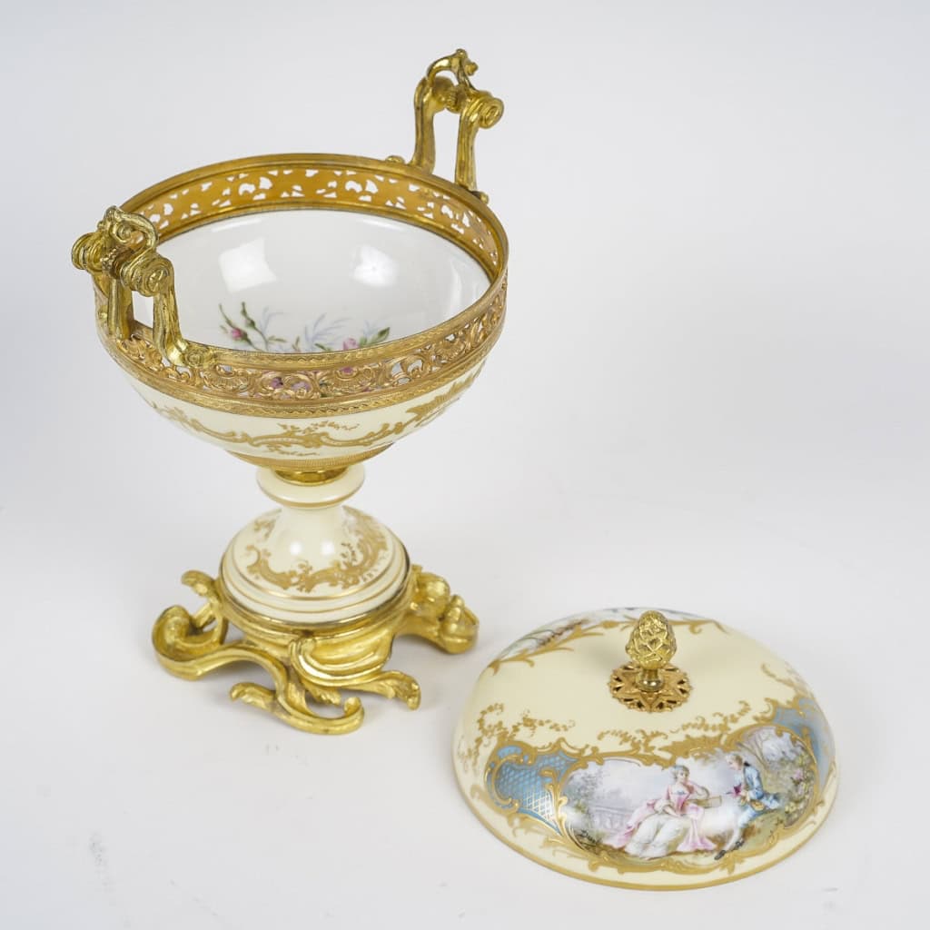 Une belle bonbonnière en porcelaine de Sèvres 1844 | Biron Une belle bonbonnière en porcelaine de Sèvres 1844