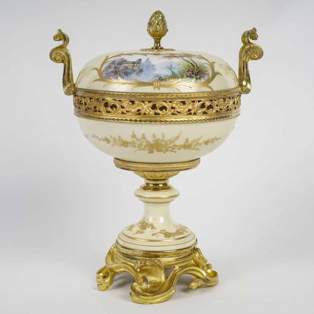 Une belle bonbonnière en porcelaine de Sèvres 1844 | Biron Une belle bonbonnière en porcelaine de Sèvres 1844