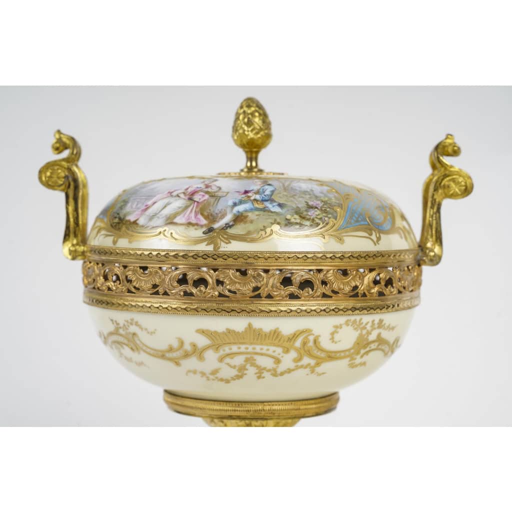 Une belle bonbonnière en porcelaine de Sèvres 1844 | Biron Une belle bonbonnière en porcelaine de Sèvres 1844