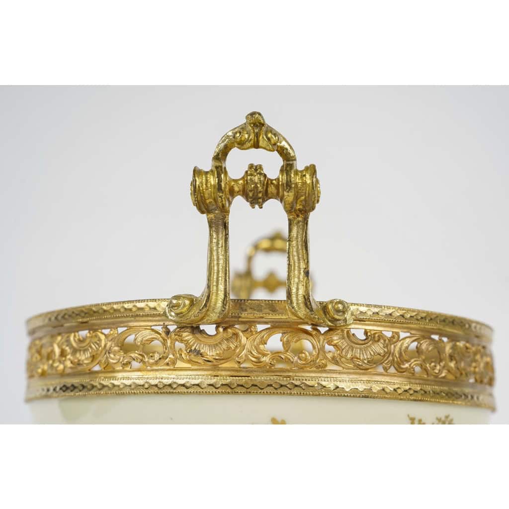 Une belle bonbonnière en porcelaine de Sèvres 1844 | Biron Une belle bonbonnière en porcelaine de Sèvres 1844