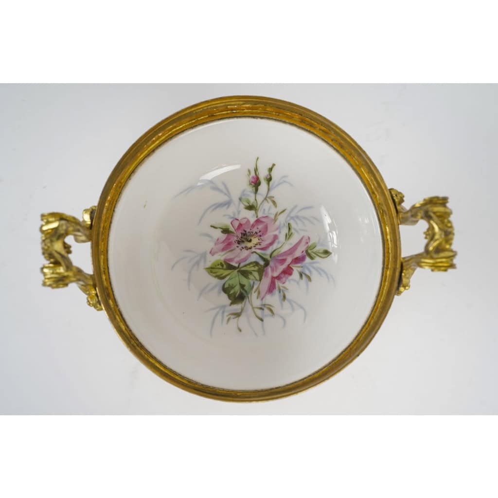 Une belle bonbonnière en porcelaine de Sèvres 1844 | Biron Une belle bonbonnière en porcelaine de Sèvres 1844