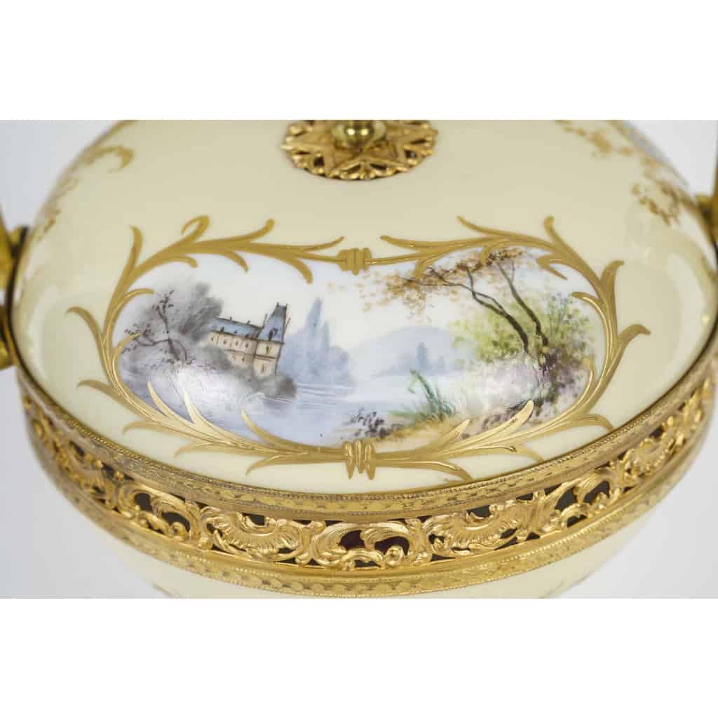 Une belle bonbonnière en porcelaine de Sèvres 1844 | Biron Une belle bonbonnière en porcelaine de Sèvres 1844