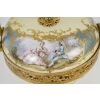 Une belle bonbonnière en porcelaine de Sèvres 1844 | Biron Une belle bonbonnière en porcelaine de Sèvres 1844