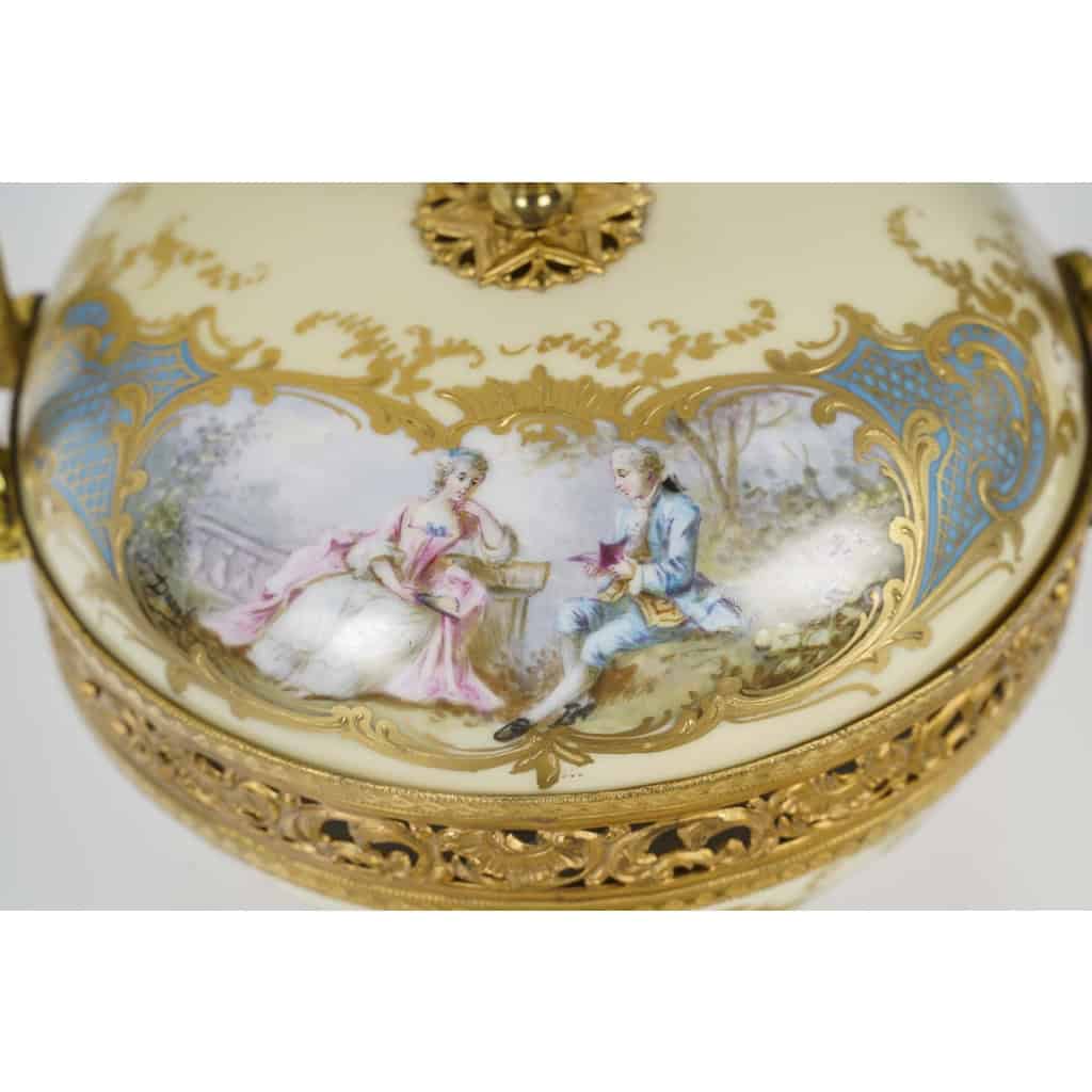 Une belle bonbonnière en porcelaine de Sèvres 1844 | Biron Une belle bonbonnière en porcelaine de Sèvres 1844