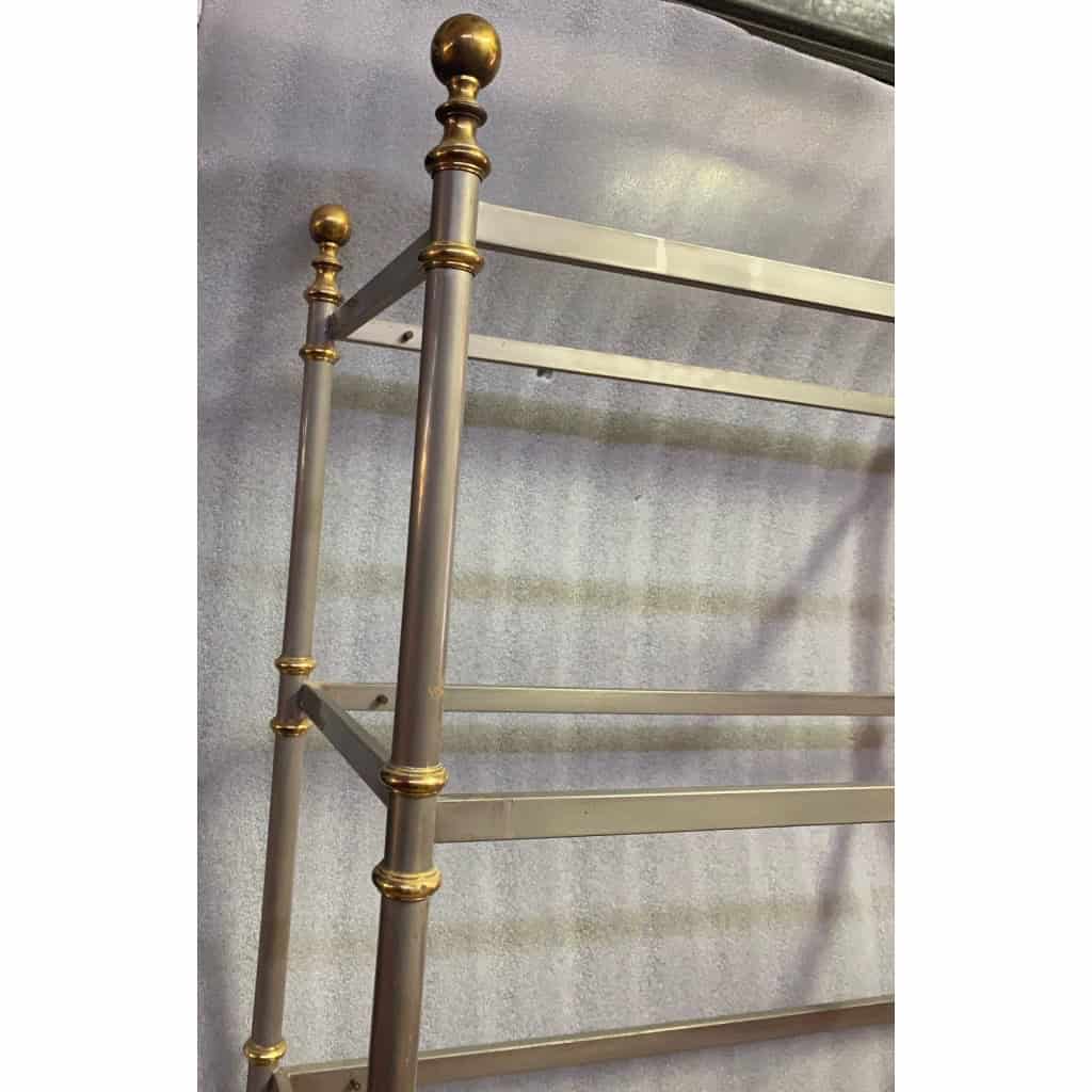 1970′ Étagère A 7 Niveaux En Fer Poli Et Bagues En Bronze Doré Maison Jansen Avec Chapiteaux A Boules 4