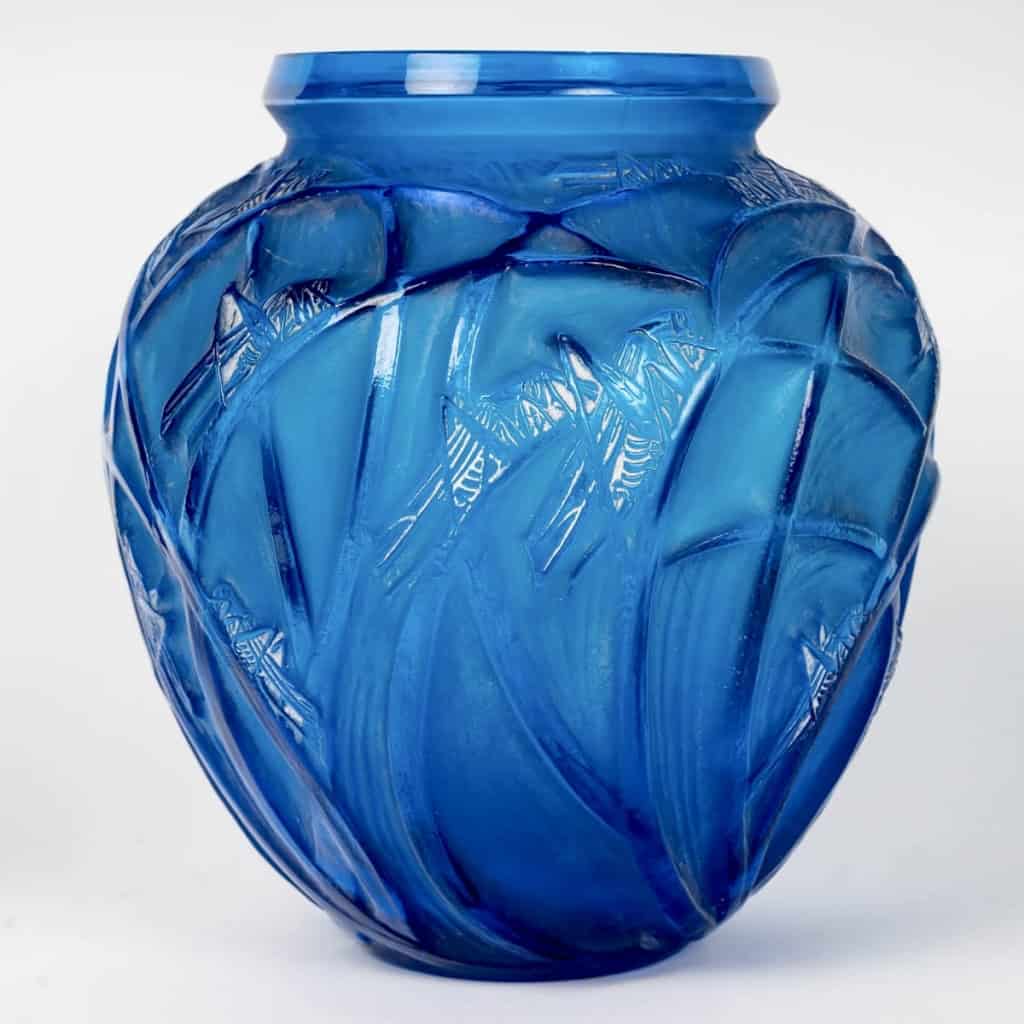 Vase « Sauterelles » verre bleu électrique patiné blanc de René LALIQUE | Biron Vase "Sauterelles" verre bleu électrique patiné blanc de René LALIQUE