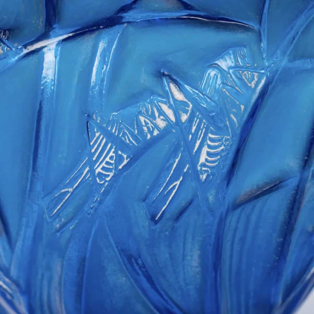 Vase « Sauterelles » verre bleu électrique patiné blanc de René LALIQUE | Biron Vase "Sauterelles" verre bleu électrique patiné blanc de René LALIQUE