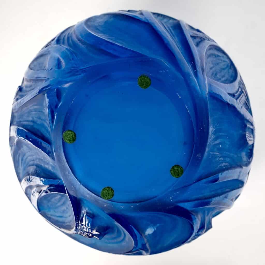 Vase « Sauterelles » verre bleu électrique patiné blanc de René LALIQUE | Biron Vase "Sauterelles" verre bleu électrique patiné blanc de René LALIQUE