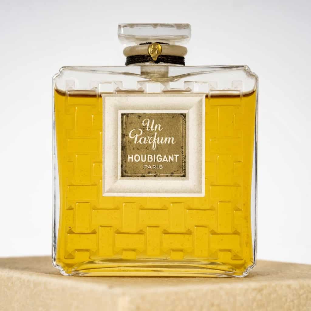 Flacon « Un Parfum » verre blanc de René LALIQUE pour Houbigant | Biron Flacon "Un Parfum" verre blanc de René LALIQUE pour Houbigant