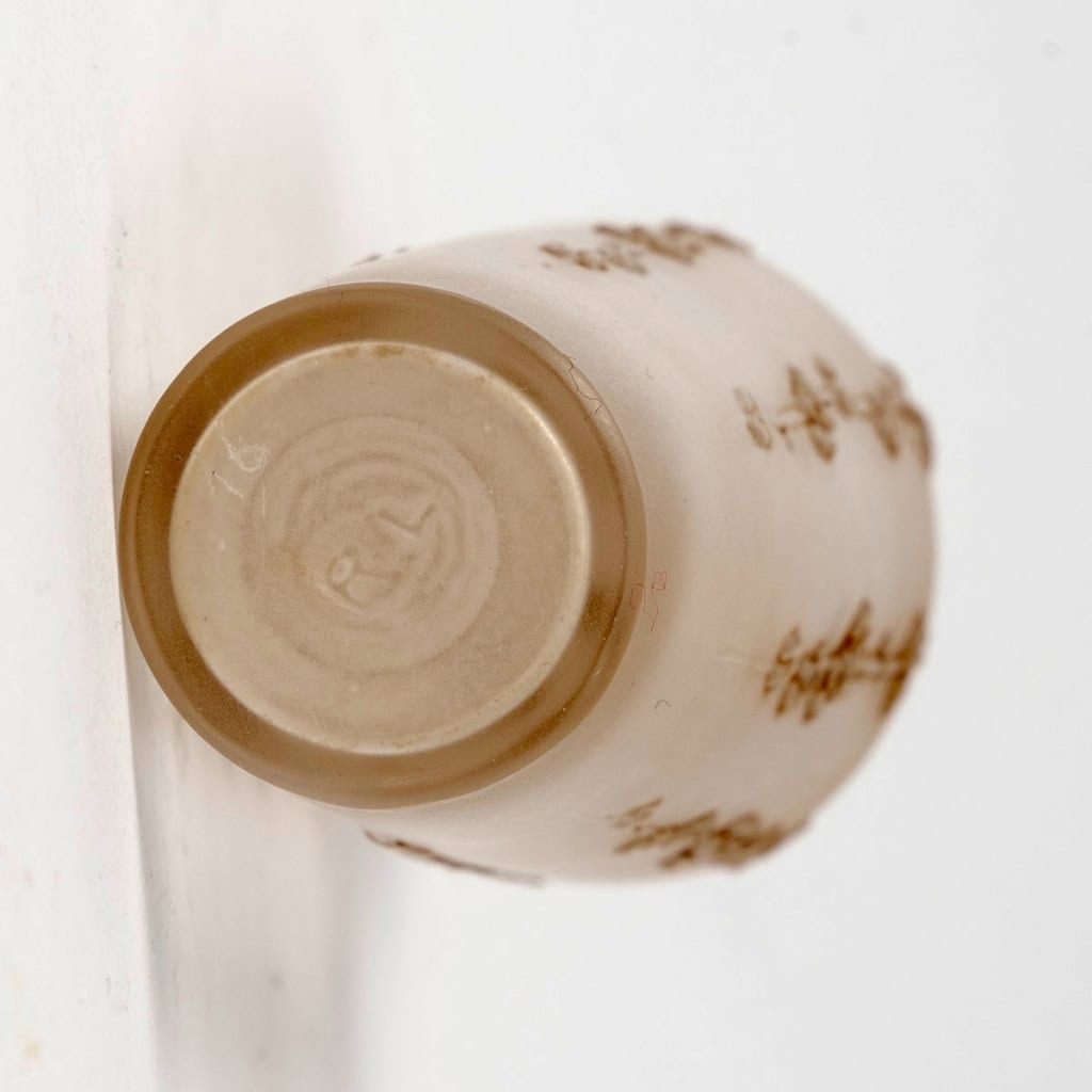 Flacon « Maoni » verre blanc patiné sépia de René LALIQUE pour Volnay | Biron Flacon "Maoni" verre blanc patiné sépia de René LALIQUE pour Volnay