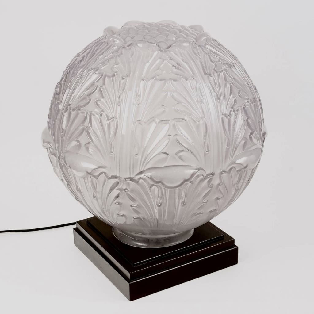 Lampe de table « Champs Elysées » verre améthyste de René LALIQUE | Biron Lampe de table "Champs Elysées" verre améthyste de René LALIQUE