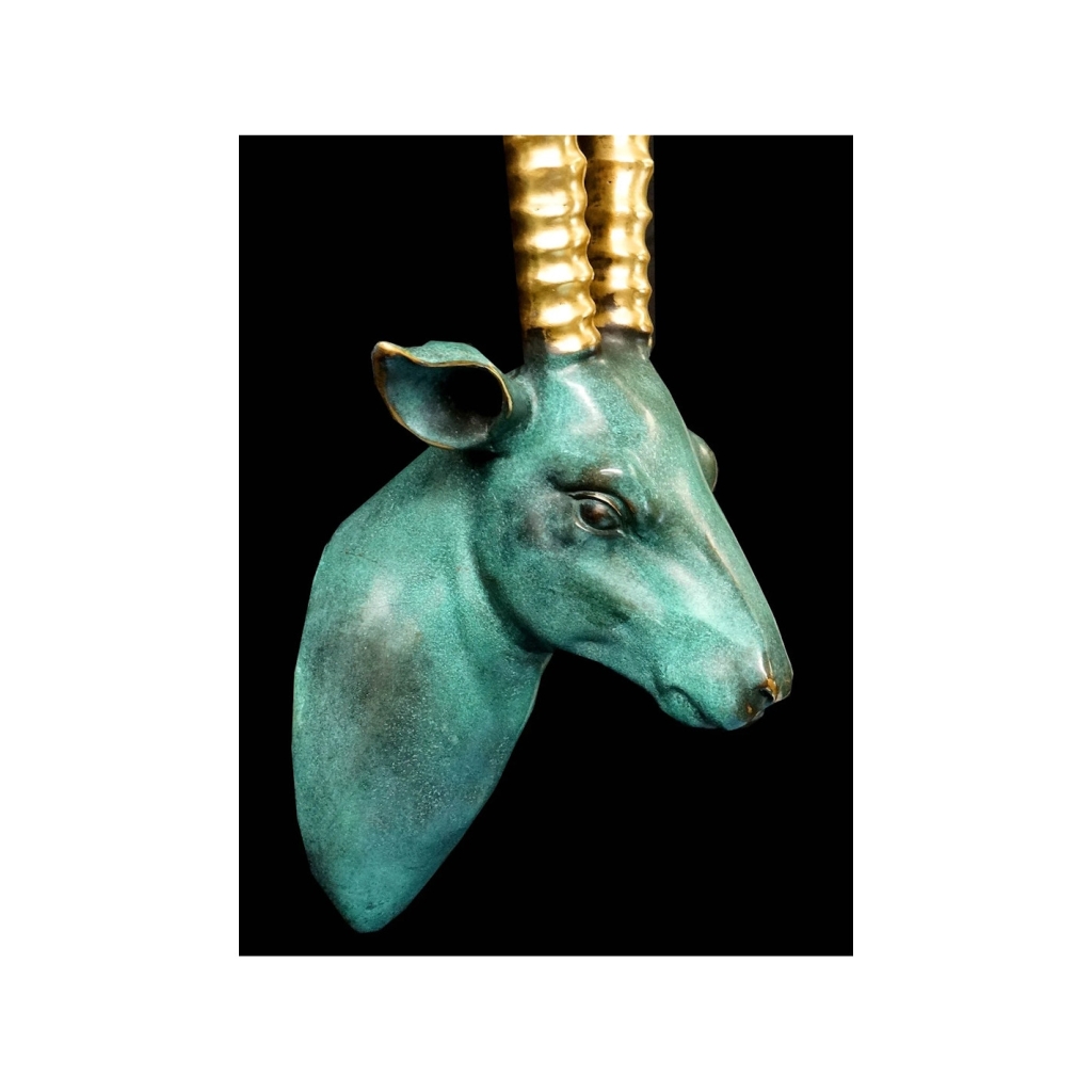 Sculpture animalière d’un buste de gazelle en bronze patiné et doré, XXème siècle. | Biron Sculpture animalière d’un buste de gazelle en bronze patiné et doré, XXème siècle.
