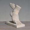 Pied du Dieu Hermes en plâtre et résine, XXème siècle. | Biron Pied du Dieu Hermes en plâtre et résine, XXème siècle.