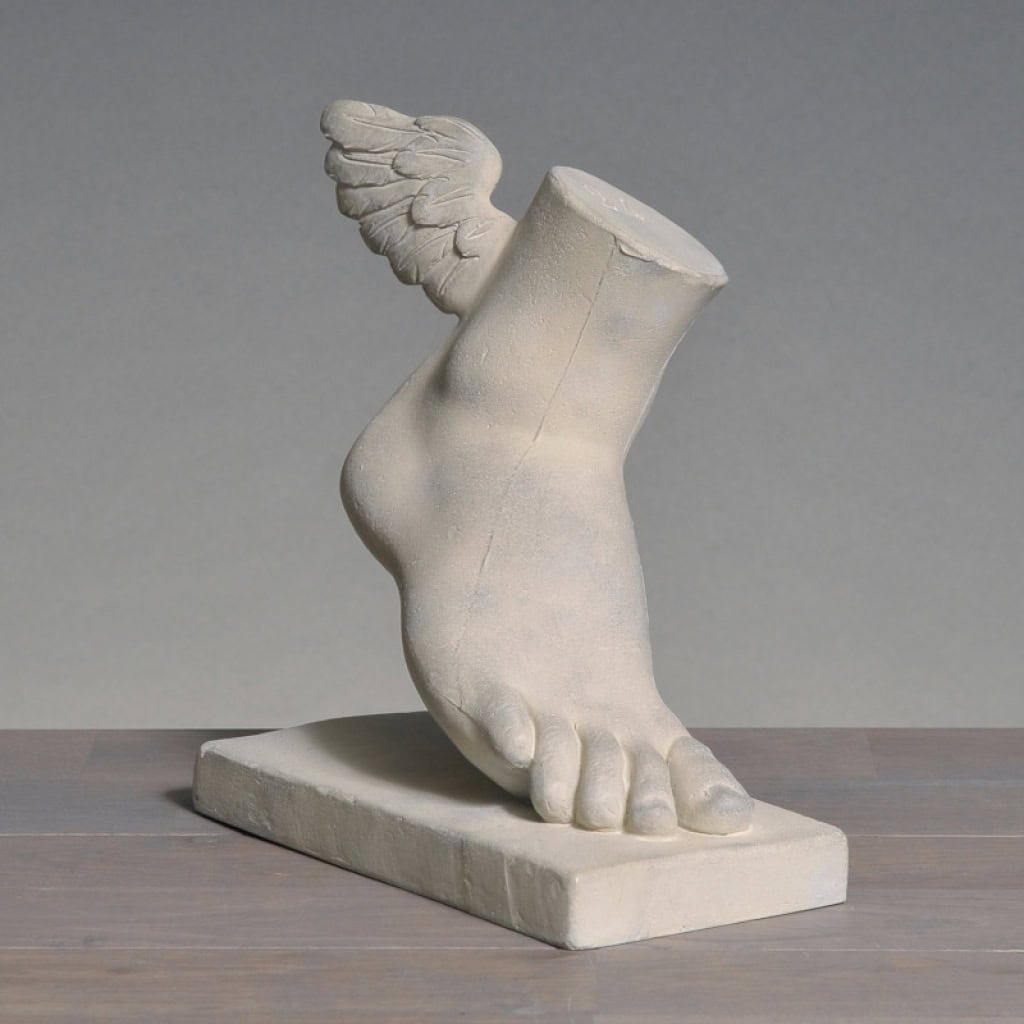 Pied du Dieu Hermes en plâtre et résine, XXème siècle. | Biron Pied du Dieu Hermes en plâtre et résine, XXème siècle.