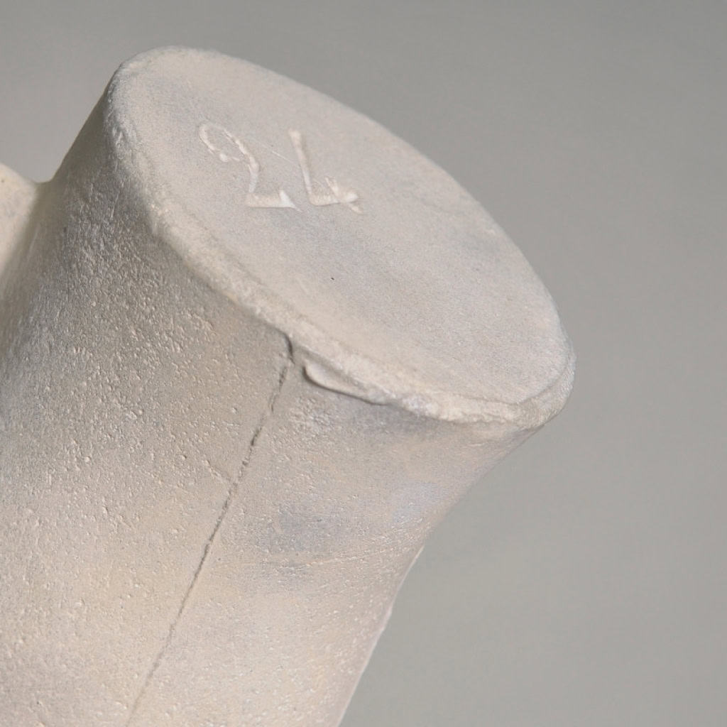 Pied du Dieu Hermes en plâtre et résine, XXème siècle. | Biron Pied du Dieu Hermes en plâtre et résine, XXème siècle.