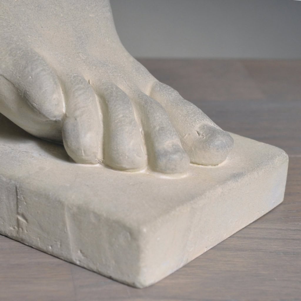 Pied du Dieu Hermes en plâtre et résine, XXème siècle. | Biron Pied du Dieu Hermes en plâtre et résine, XXème siècle.