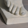 Pied du Dieu Hermes en plâtre et résine, XXème siècle. | Biron Pied du Dieu Hermes en plâtre et résine, XXème siècle.