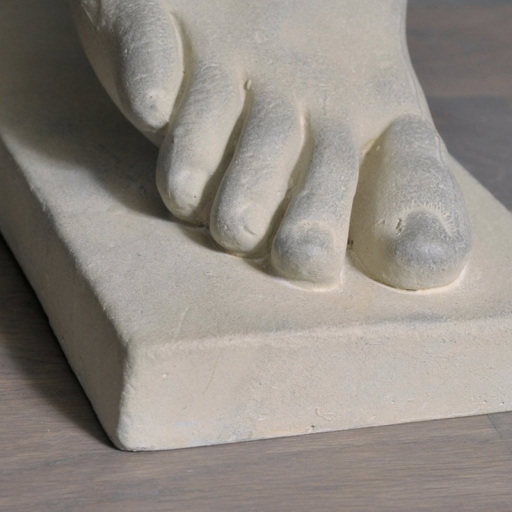 Pied du Dieu Hermes en plâtre et résine, XXème siècle. | Biron Pied du Dieu Hermes en plâtre et résine, XXème siècle.