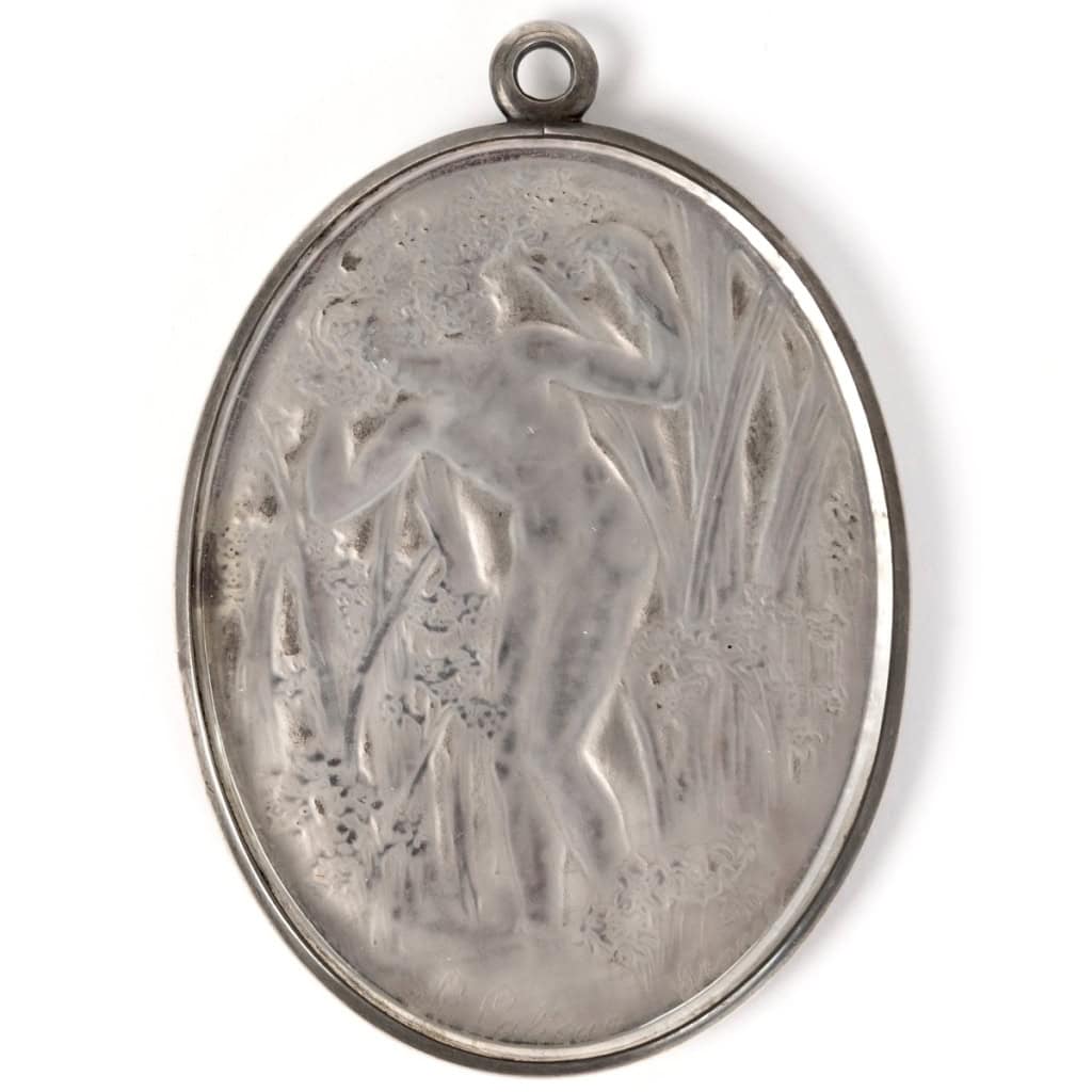 Miroir-Pendentif « Narcisse Debout » verre blanc patiné gris sur clinquant argent de René LALIQUE | Biron |||||||