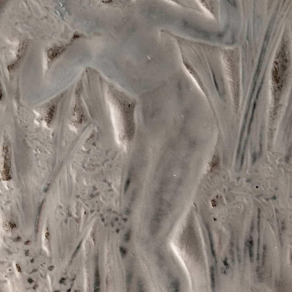 Miroir-Pendentif « Narcisse Debout » verre blanc patiné gris sur clinquant argent de René LALIQUE | Biron Miroir-Pendentif "Narcisse Debout" verre blanc patiné gris sur clinquant argent de René LALIQUE