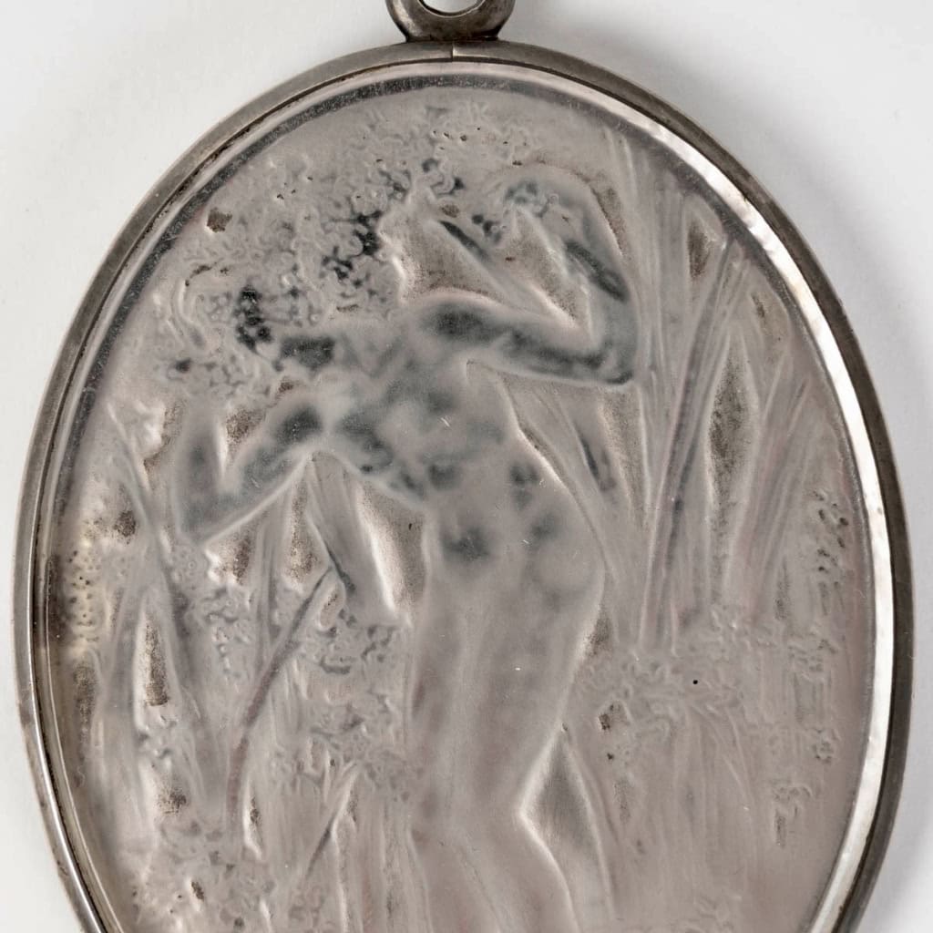 Miroir-Pendentif « Narcisse Debout » verre blanc patiné gris sur clinquant argent de René LALIQUE | Biron Miroir-Pendentif "Narcisse Debout" verre blanc patiné gris sur clinquant argent de René LALIQUE
