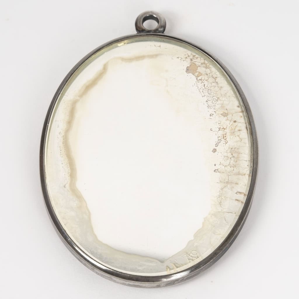 Miroir-Pendentif « Narcisse Debout » verre blanc patiné gris sur clinquant argent de René LALIQUE | Biron Miroir-Pendentif "Narcisse Debout" verre blanc patiné gris sur clinquant argent de René LALIQUE