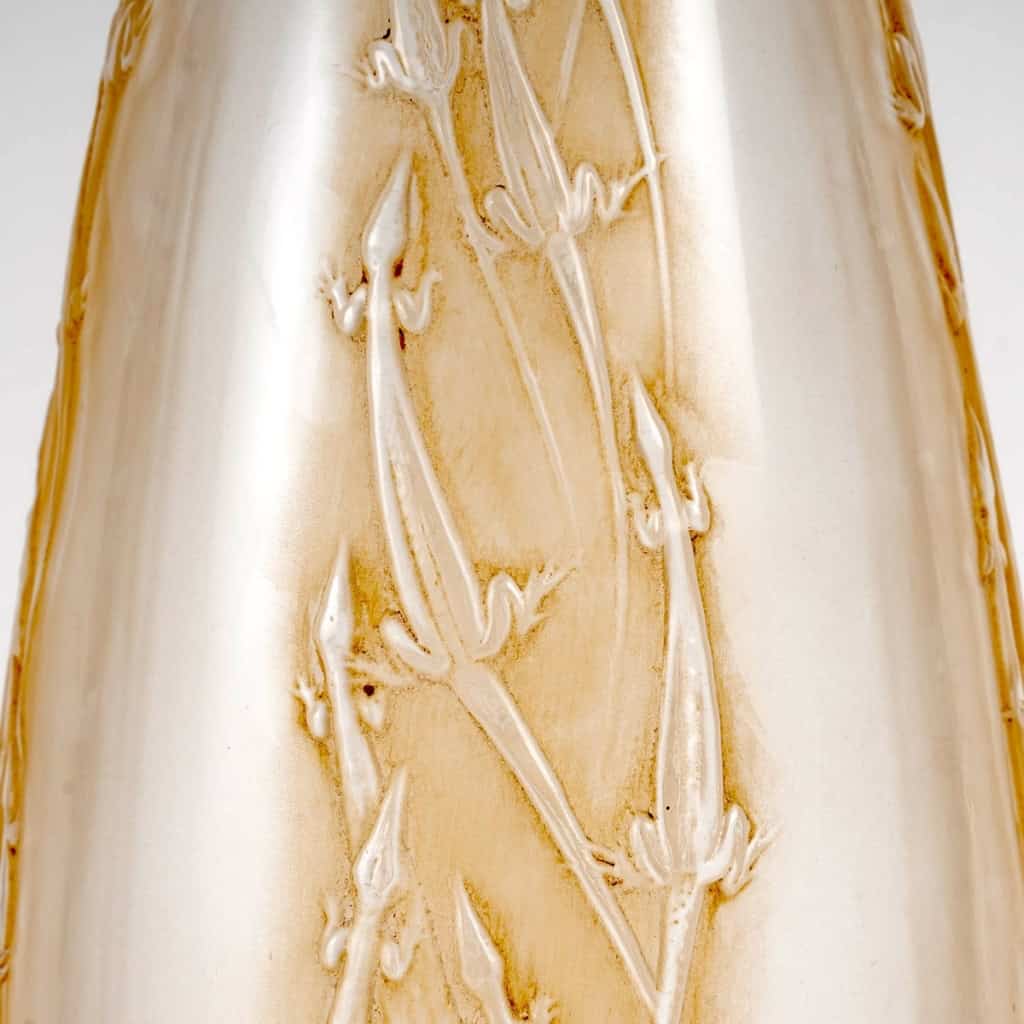 Vase « Quatre Groupes de Lézards » verre blanc patiné sépia de René LALIQUE | Biron Vase "Quatre Groupes de Lézards" verre blanc patiné sépia de René LALIQUE