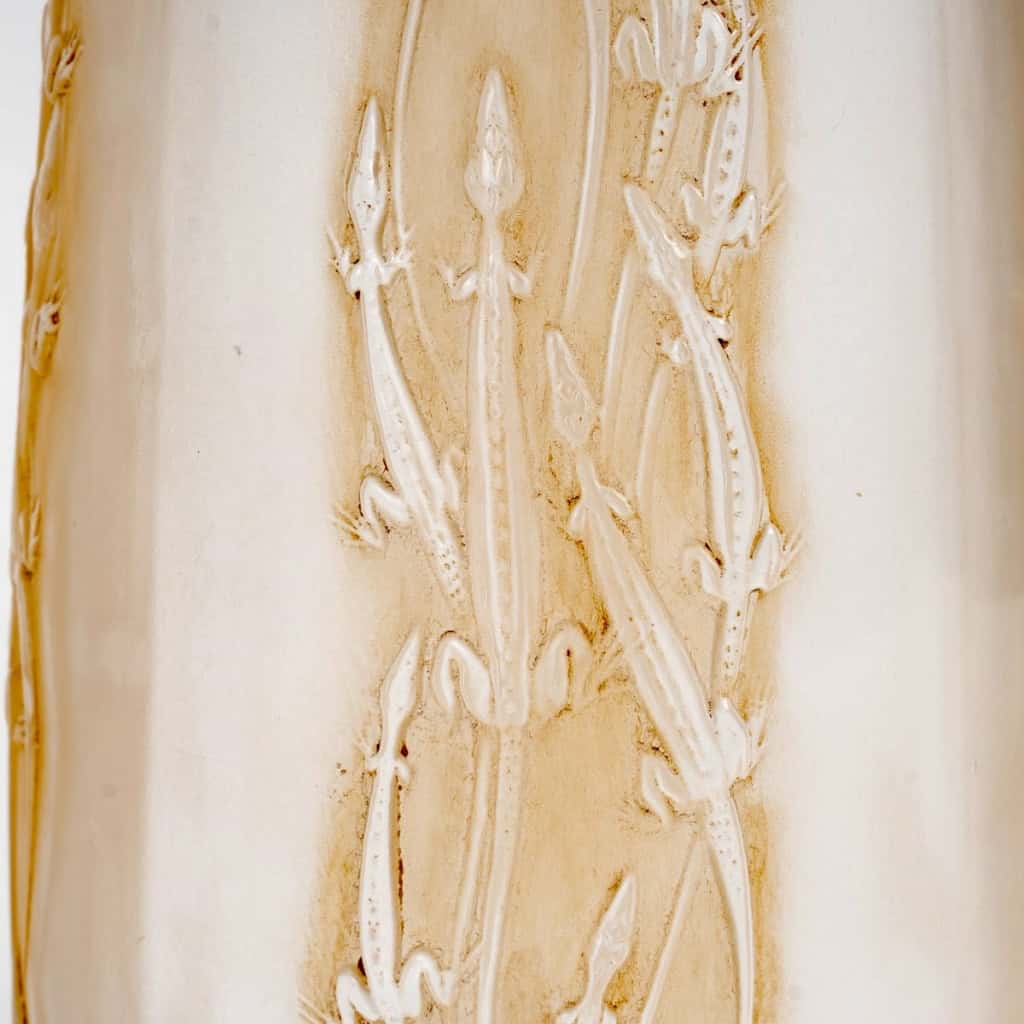 Vase « Quatre Groupes de Lézards » verre blanc patiné sépia de René LALIQUE | Biron Vase "Quatre Groupes de Lézards" verre blanc patiné sépia de René LALIQUE