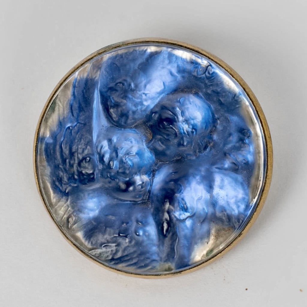 Broche « Trois Anges » verre blanc sur clinquant bleu de René LALIQUE | Biron |||||