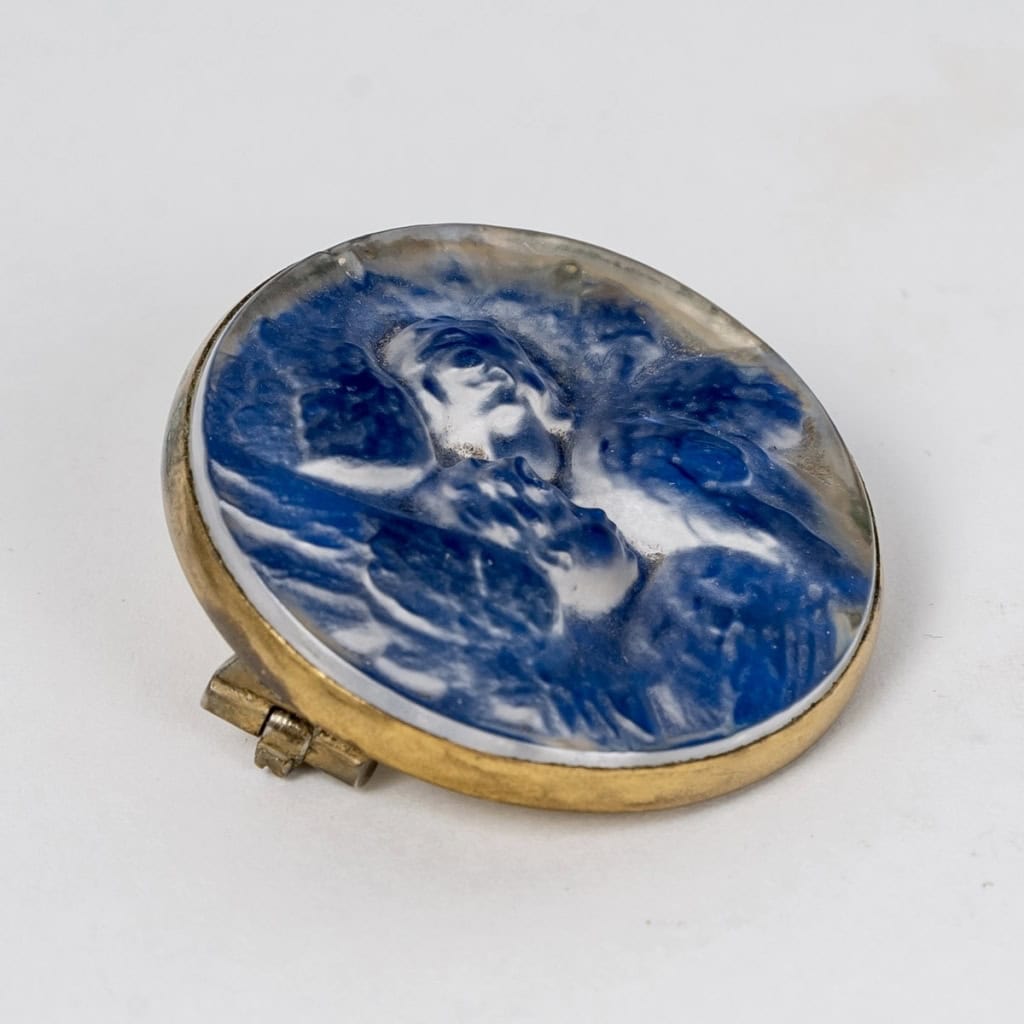 Broche « Trois Anges » verre blanc sur clinquant bleu de René LALIQUE | Biron Broche "Trois Anges" verre blanc sur clinquant bleu de René LALIQUE