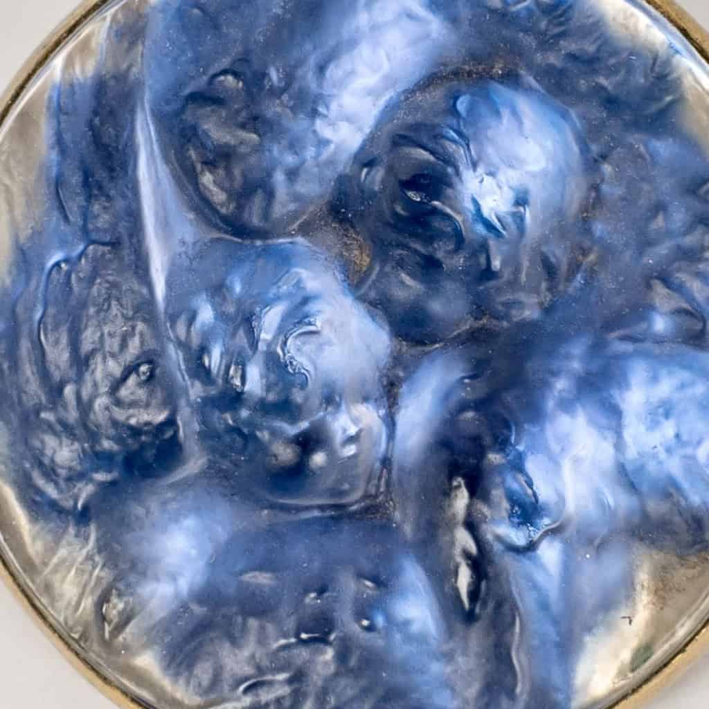 Broche « Trois Anges » verre blanc sur clinquant bleu de René LALIQUE | Biron Broche "Trois Anges" verre blanc sur clinquant bleu de René LALIQUE