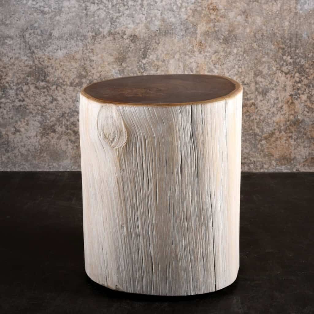 Bout de canapé de couleur ivoire, table d’appoint à roulettes en bois blanchie, construit dans un tronc d’arbre, XXème siècle. | Biron ||||||