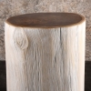 Bout de canapé de couleur ivoire, table d’appoint à roulettes en bois blanchie, construit dans un tronc d’arbre, XXème siècle. | Biron Bout de canapé de couleur ivoire, table d’appoint à roulettes en bois blanchie, construit dans un tronc d’arbre, XXème siècle.