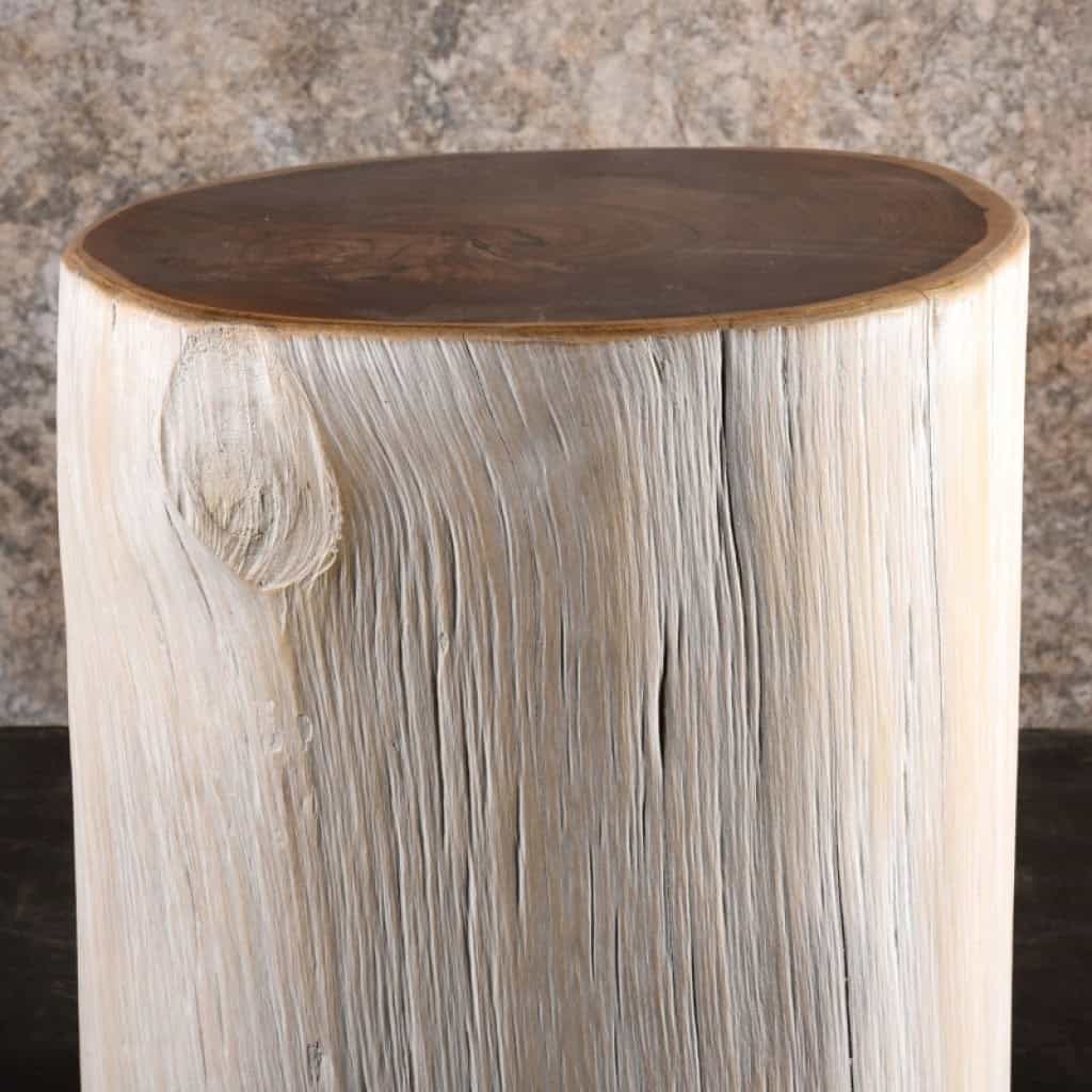 Bout de canapé de couleur ivoire, table d’appoint à roulettes en bois blanchie, construit dans un tronc d’arbre, XXème siècle. | Biron Bout de canapé de couleur ivoire, table d’appoint à roulettes en bois blanchie, construit dans un tronc d’arbre, XXème siècle.