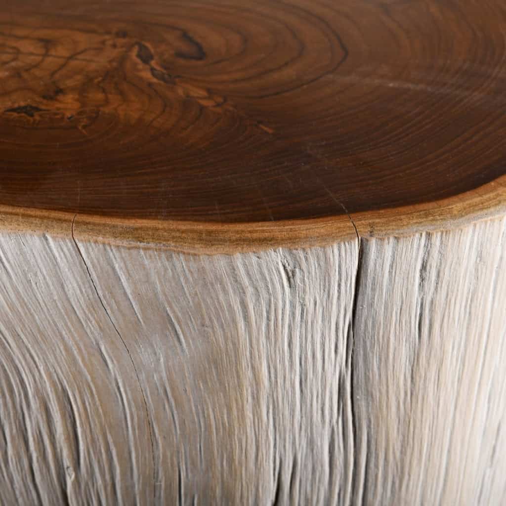Bout de canapé de couleur ivoire, table d’appoint à roulettes en bois blanchie, construit dans un tronc d’arbre, XXème siècle. | Biron Bout de canapé de couleur ivoire, table d’appoint à roulettes en bois blanchie, construit dans un tronc d’arbre, XXème siècle.