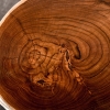Bout de canapé de couleur ivoire, table d’appoint à roulettes en bois blanchie, construit dans un tronc d’arbre, XXème siècle. | Biron Bout de canapé de couleur ivoire, table d’appoint à roulettes en bois blanchie, construit dans un tronc d’arbre, XXème siècle.