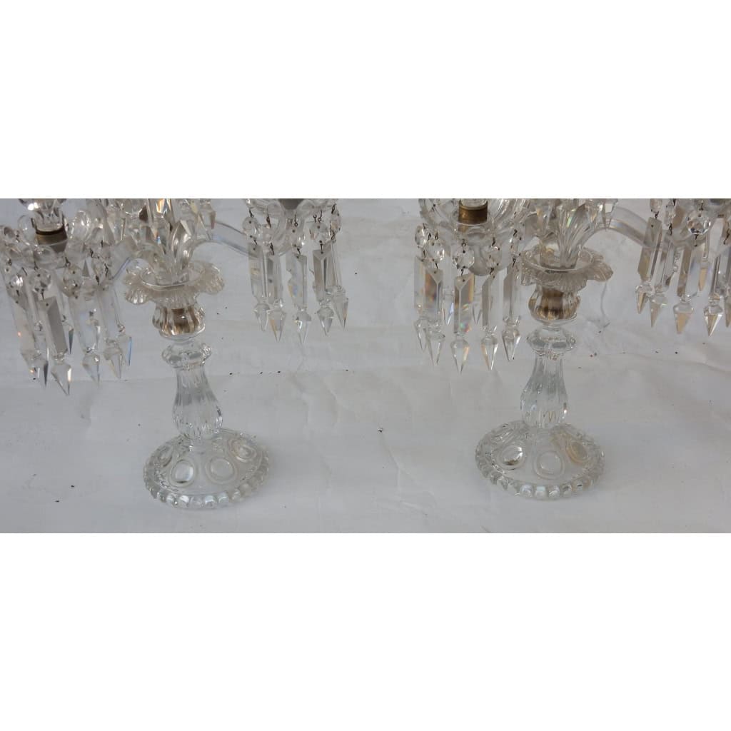 1950′ Paire de Chandeliers 3 Branches Socles Perlés Et Signés En Relief BACCARAT | Biron 1950′ Paire de Chandeliers 3 Branches Socles Perlés Et Signés En Relief BACCARAT