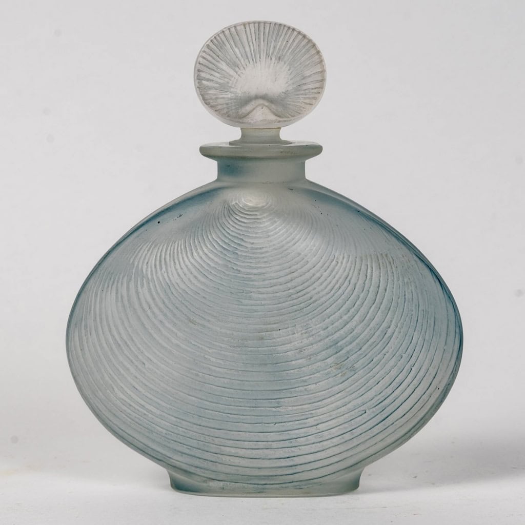 Flacon « Telline » verre blanc patiné bleu de René LALIQUE | Biron Flacon "Telline" verre blanc patiné bleu de René LALIQUE