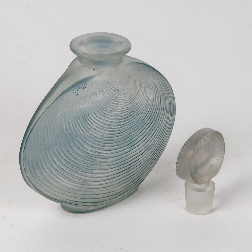 Flacon « Telline » verre blanc patiné bleu de René LALIQUE | Biron Flacon "Telline" verre blanc patiné bleu de René LALIQUE