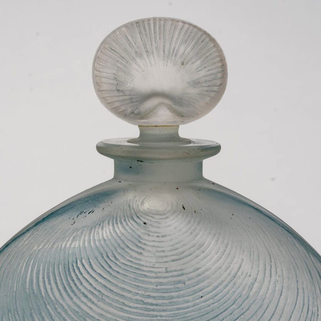 Flacon « Telline » verre blanc patiné bleu de René LALIQUE | Biron Flacon "Telline" verre blanc patiné bleu de René LALIQUE