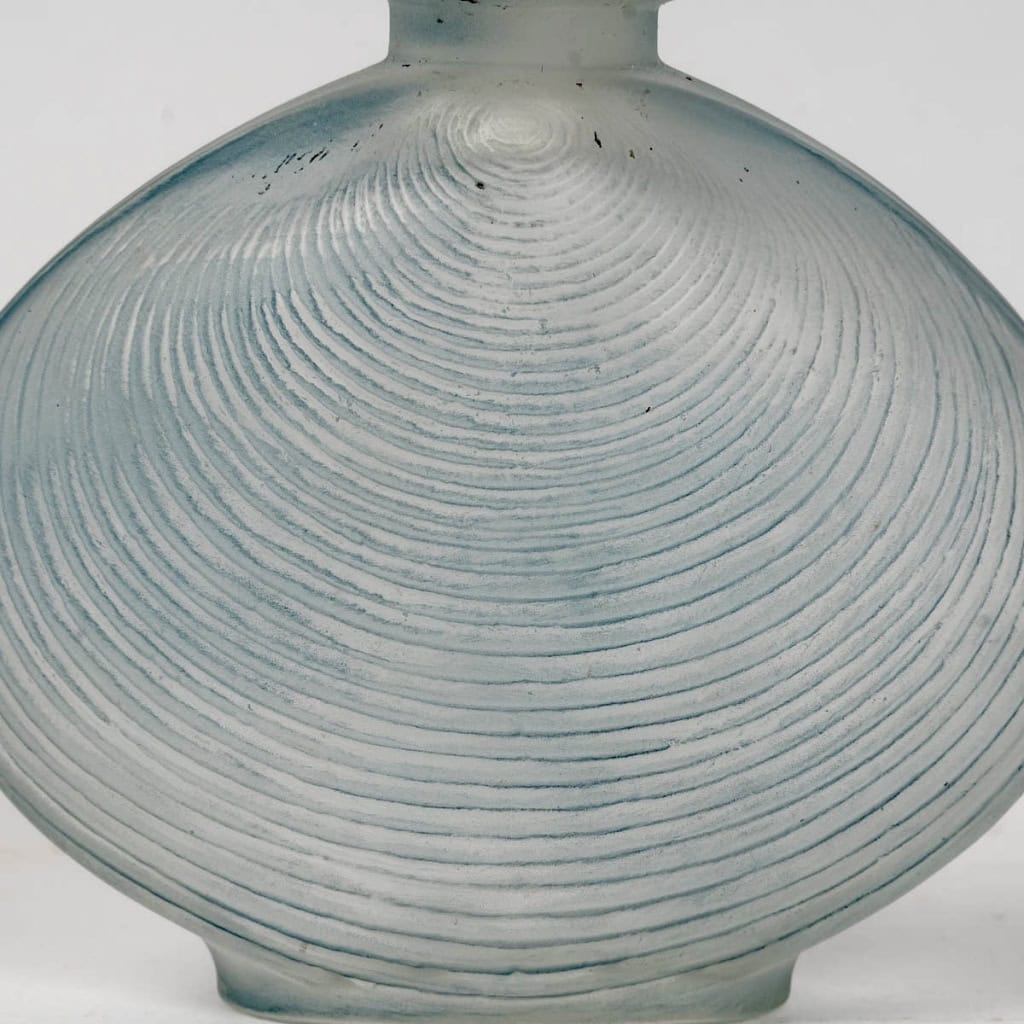 Flacon « Telline » verre blanc patiné bleu de René LALIQUE | Biron Flacon "Telline" verre blanc patiné bleu de René LALIQUE
