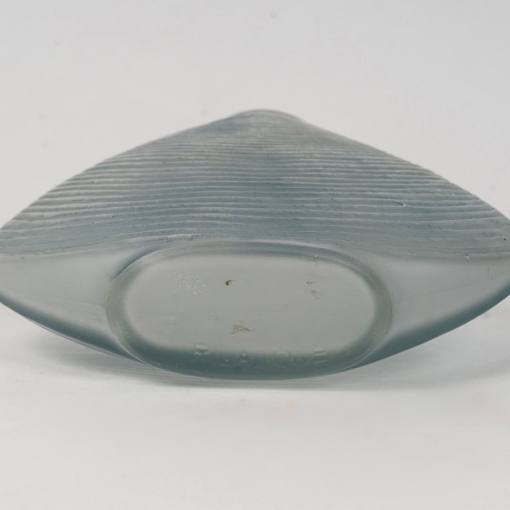 Flacon « Telline » verre blanc patiné bleu de René LALIQUE | Biron Flacon "Telline" verre blanc patiné bleu de René LALIQUE