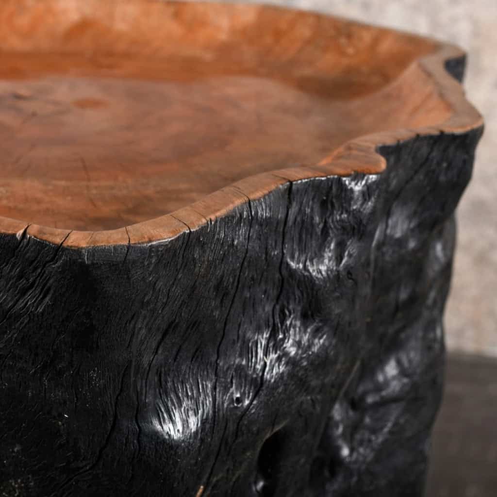 Bout de canapé, table d’appoint à roulettes en bois noirci, construit dans un tronc d’arbre, XXème siècle. | Biron Bout de canapé, table d’appoint à roulettes en bois noirci, construit dans un tronc d’arbre, XXème siècle.