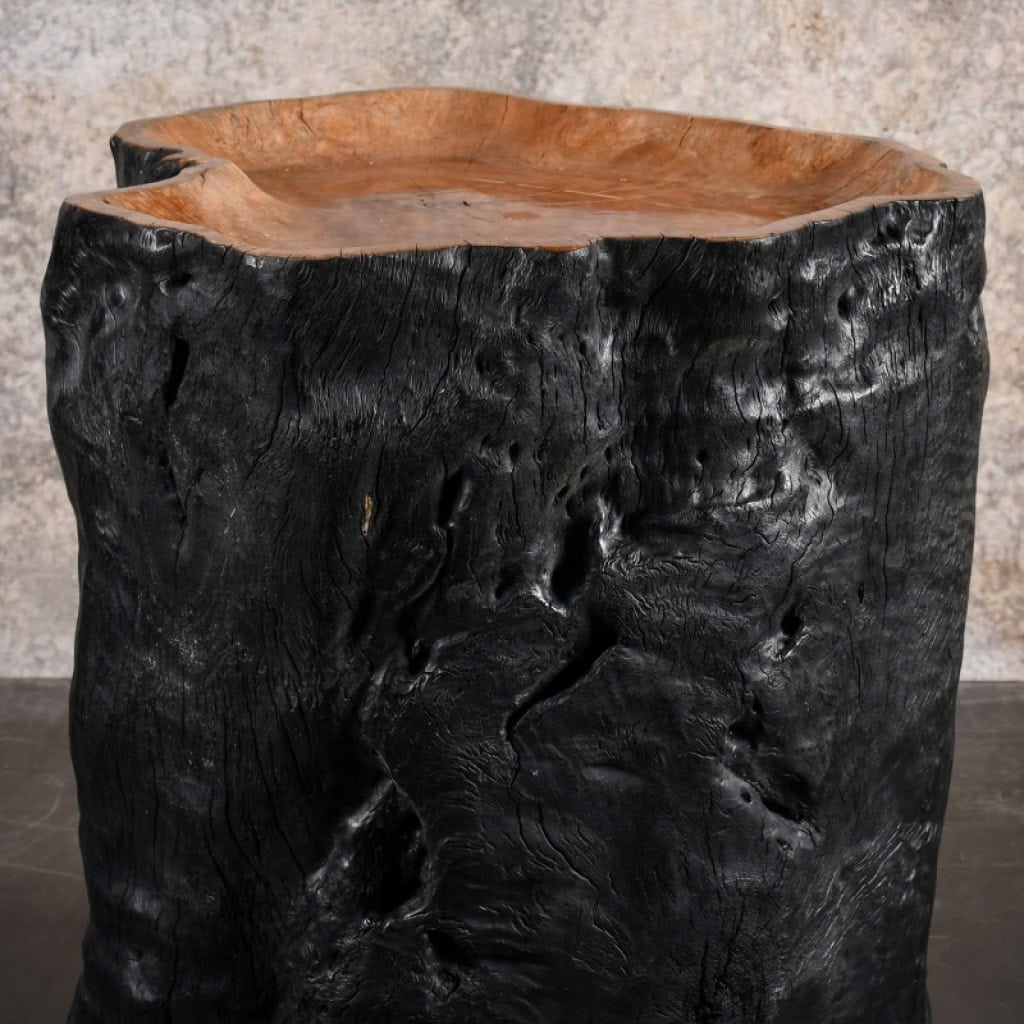 Bout de canapé, table d’appoint à roulettes en bois noirci, construit dans un tronc d’arbre, XXème siècle. | Biron Bout de canapé, table d’appoint à roulettes en bois noirci, construit dans un tronc d’arbre, XXème siècle.